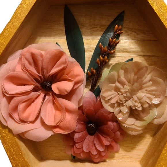 Hexagon shadow box gold 5.9in X 5.1in - Picture 3 of 5